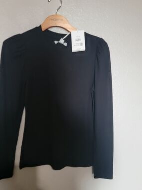 Women’s Black Long-Sleeve Crewneck Top
